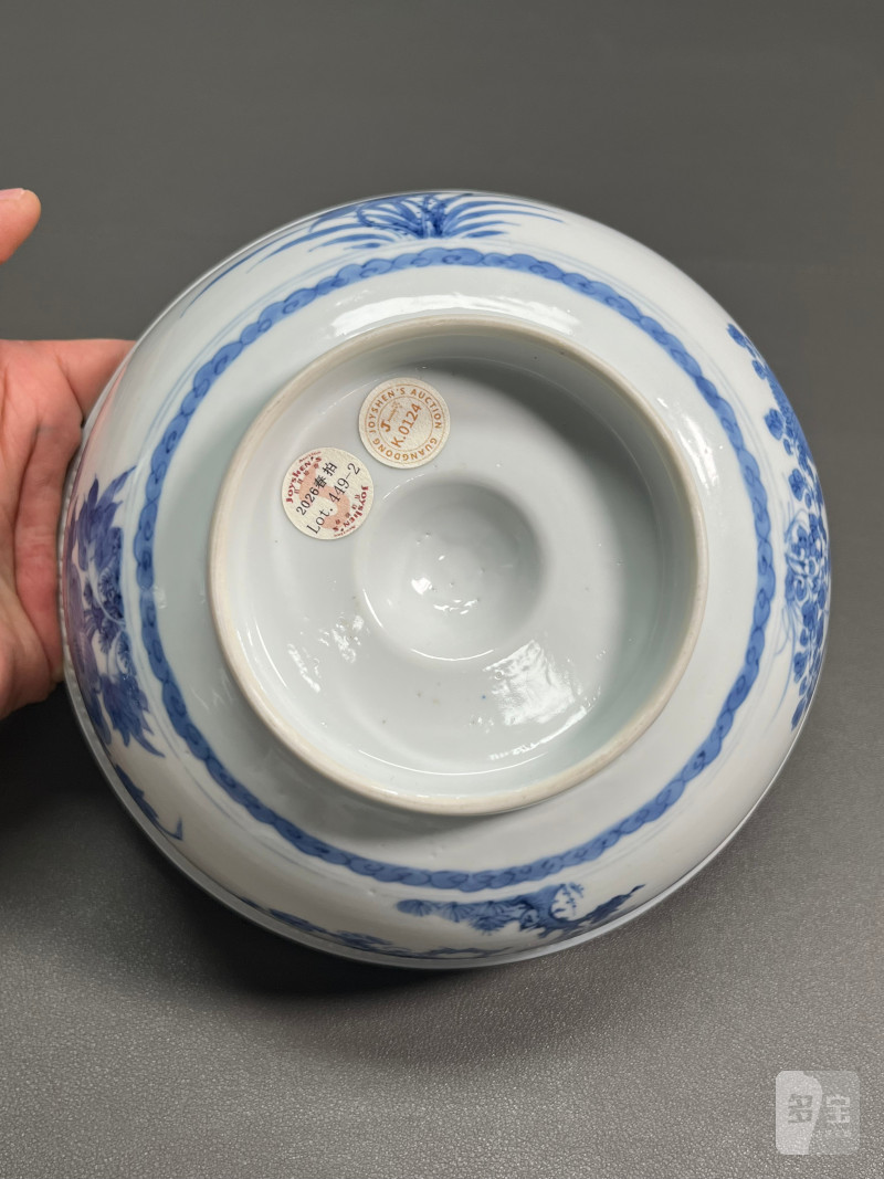 清康熙   青花浮雕回纹外折枝四季花卉内“麻姑献寿”图馒头心碗（一对） - 图22